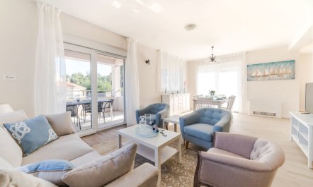 Sea Front Villa Lucija 6