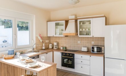 Sea Front Villa Lucija 4