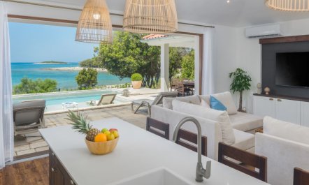 Luxury Beachfront Villa Porto Bus 4