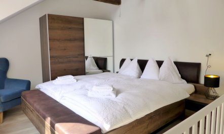 Henry's 202 Apartment 2 4