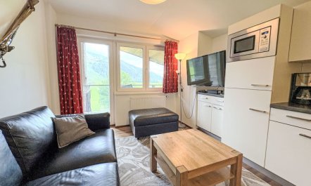 Justine (Top 9) Apartment 3 2