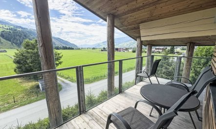 Justine (Top 9) Apartment 3 1