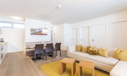 Superior & Pool Apartment 5 7