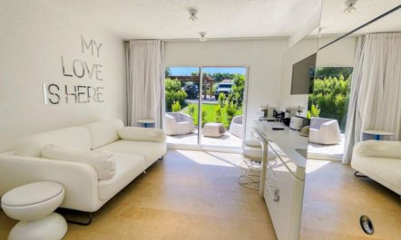 House Boat Small Holiday Home 2