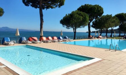 Front Lake Resort Le Corti del Lago 2