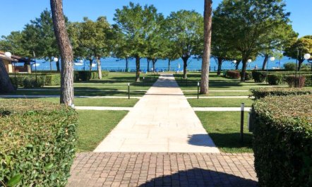 Front Lake Resort Le Corti del Lago 3