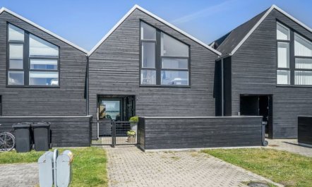 'Eleanore' - 25m from the sea