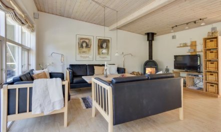 'Hwelp' - 200m from the sea 1