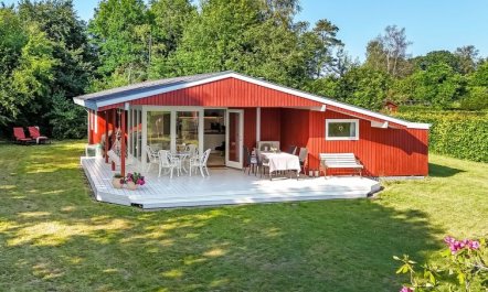 'Viktoria' - 500m from the sea