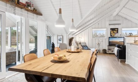 'Laurens' - 800m from the sea