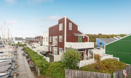 'Tyyne' - 5m from the sea