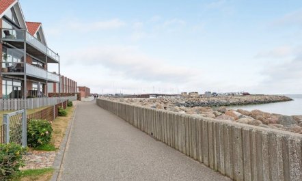 'Femme' - 15m from the sea 3