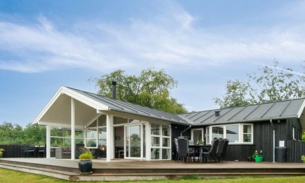 'Esmeralda' - 350m from the sea