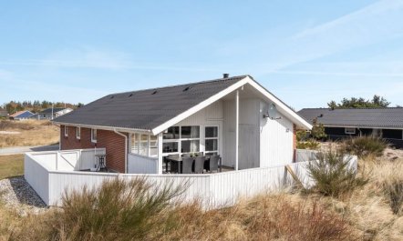 'Esir' - 800m from the sea