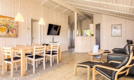 'Ariadne' - 400m from the sea 2