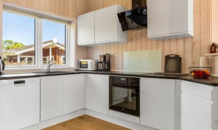 'Ariadne' - 400m from the sea 1