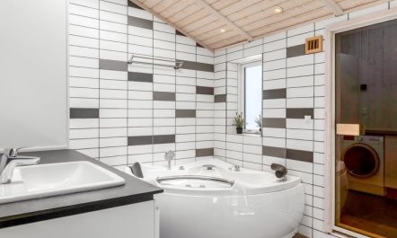 'Ariadne' - 400m from the sea 7