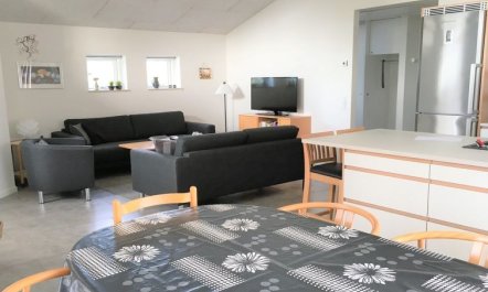 'Stacey' - 800m from the sea 1