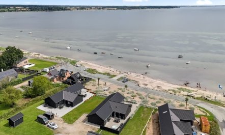 'Eino' - 30m from the sea 5