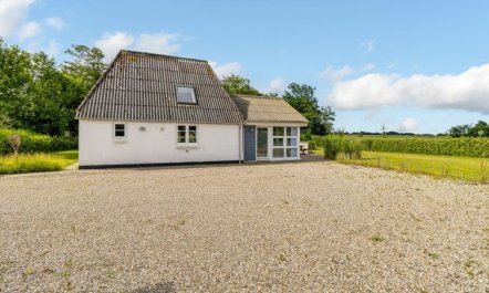 'Thrine' - 24km from the sea 6