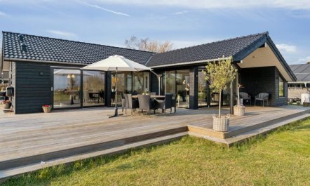 'Viveke' - 10m from the sea