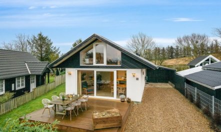 'Elisabetha' - 100m from the sea