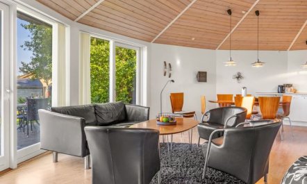 'Adrienne' - 35km from the sea 2