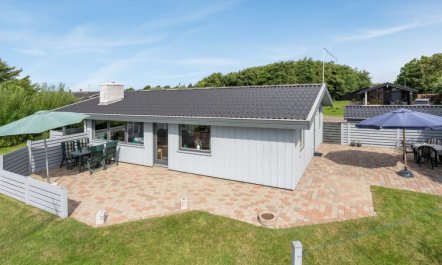 'Elise' - 800m from the sea