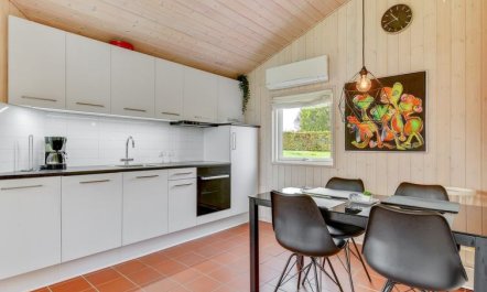 'Helga' - 100m from the sea 1