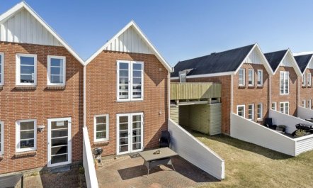 'Otto' - 2.3km from the sea