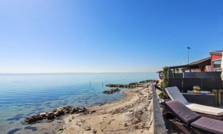 'Grim' - 5m from the sea 7