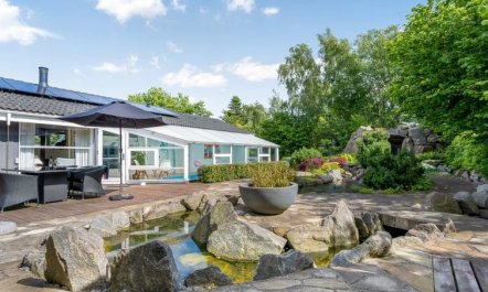 'Ellie' - 700m from the sea