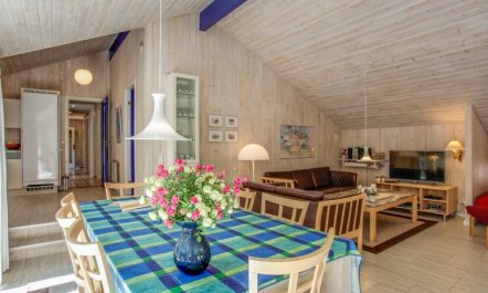 'Sylvia' - 900m from the sea 4