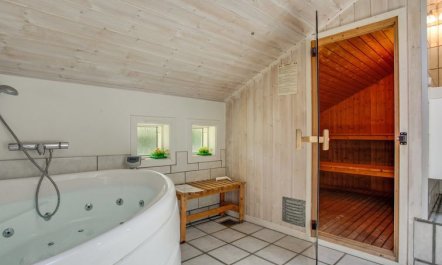 'Sylvia' - 900m from the sea 7