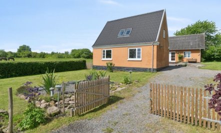 'Adrienne' - 6.4km from the sea 2