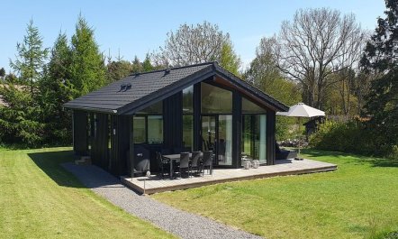 'Enisa' - 800m from the sea