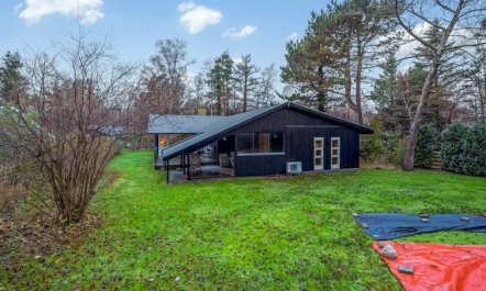 'Floora' - 20m from the sea