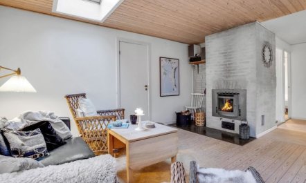 'Floora' - 20m from the sea 1