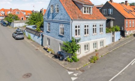 'Hebba' - 125m from the sea