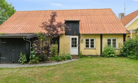 'Ejna' - 400m from the sea