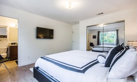 Monochrome Hideaway 9