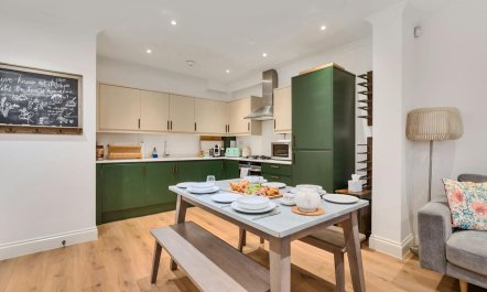 Hampton Court Finery 5