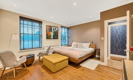 Hampton Court Finery 1