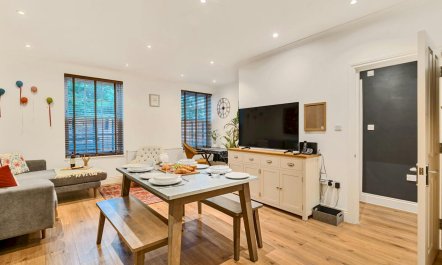 Hampton Court Finery 4