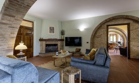 Sunlit Tuscan Retreat 7