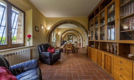 Sunlit Tuscan Retreat 5
