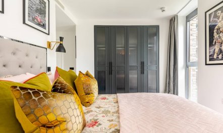 The Docklands Den 8