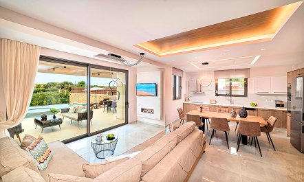 Cretan Lakeside Villa 3