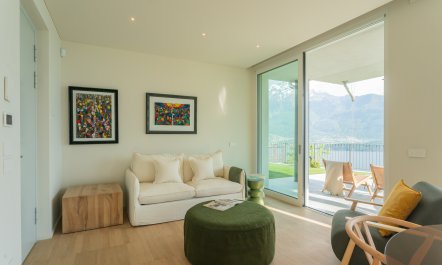 The Lakeside Corner 8