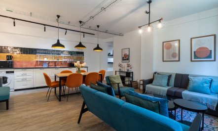 Leafy Courtyard Views 2